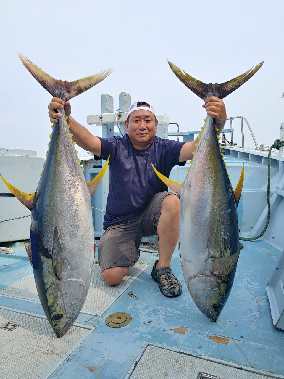 マグロふかせ釣りへ出船 長助丸